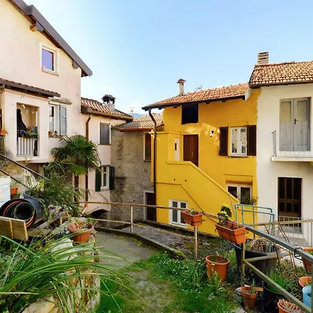 Vakantiehuis Yellow On *